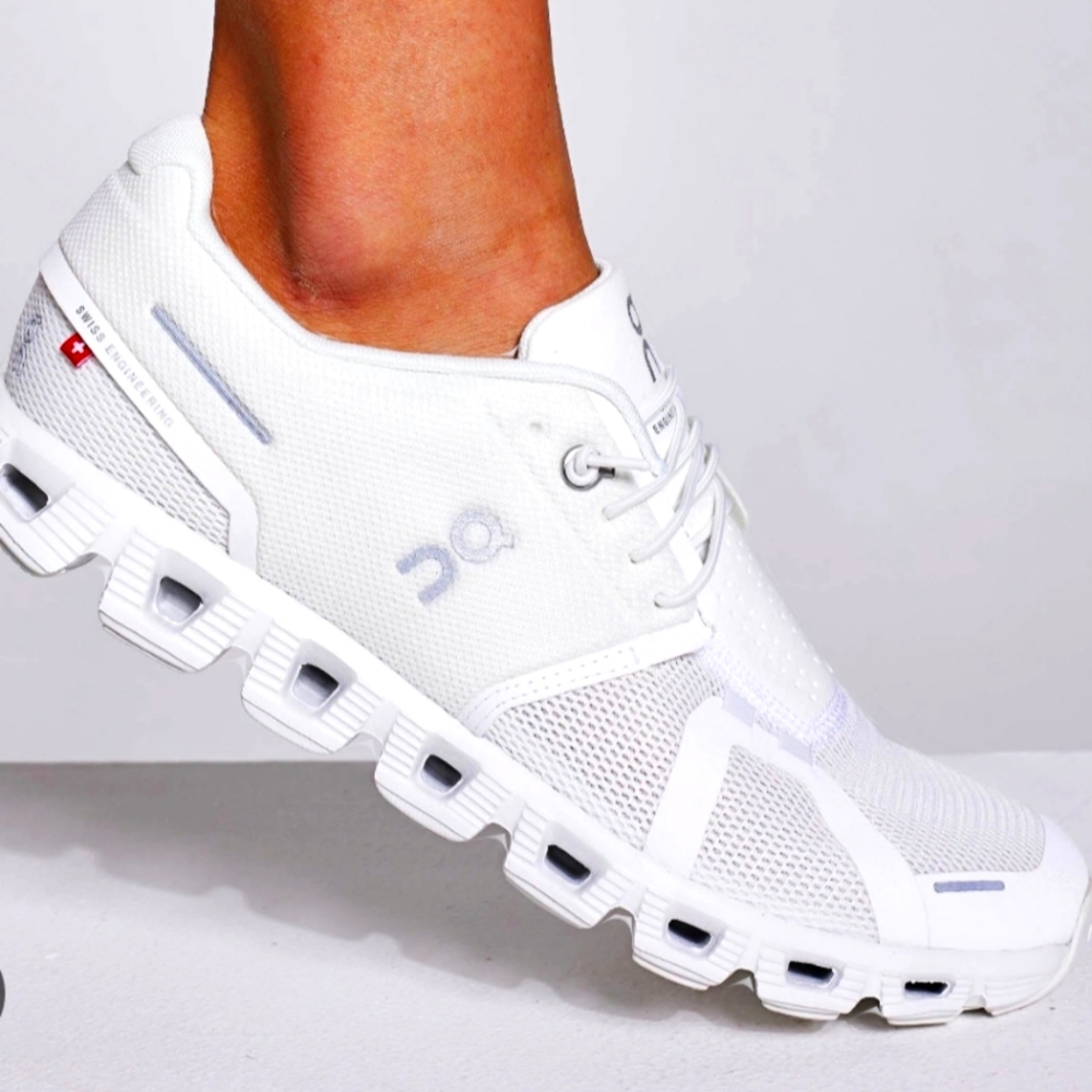 On Cloud 5 White/White size W7, like new